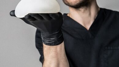 L'Évolution de l'Augmentation Mammaire : Techniques et Tendances Modernes